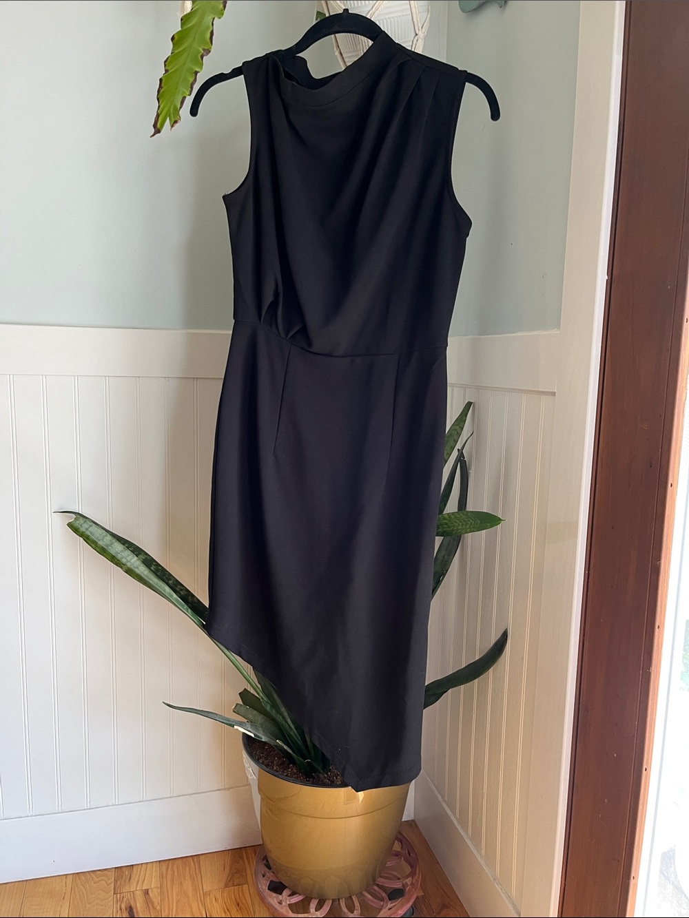 Elegant Black Sleeveless Midi Dress